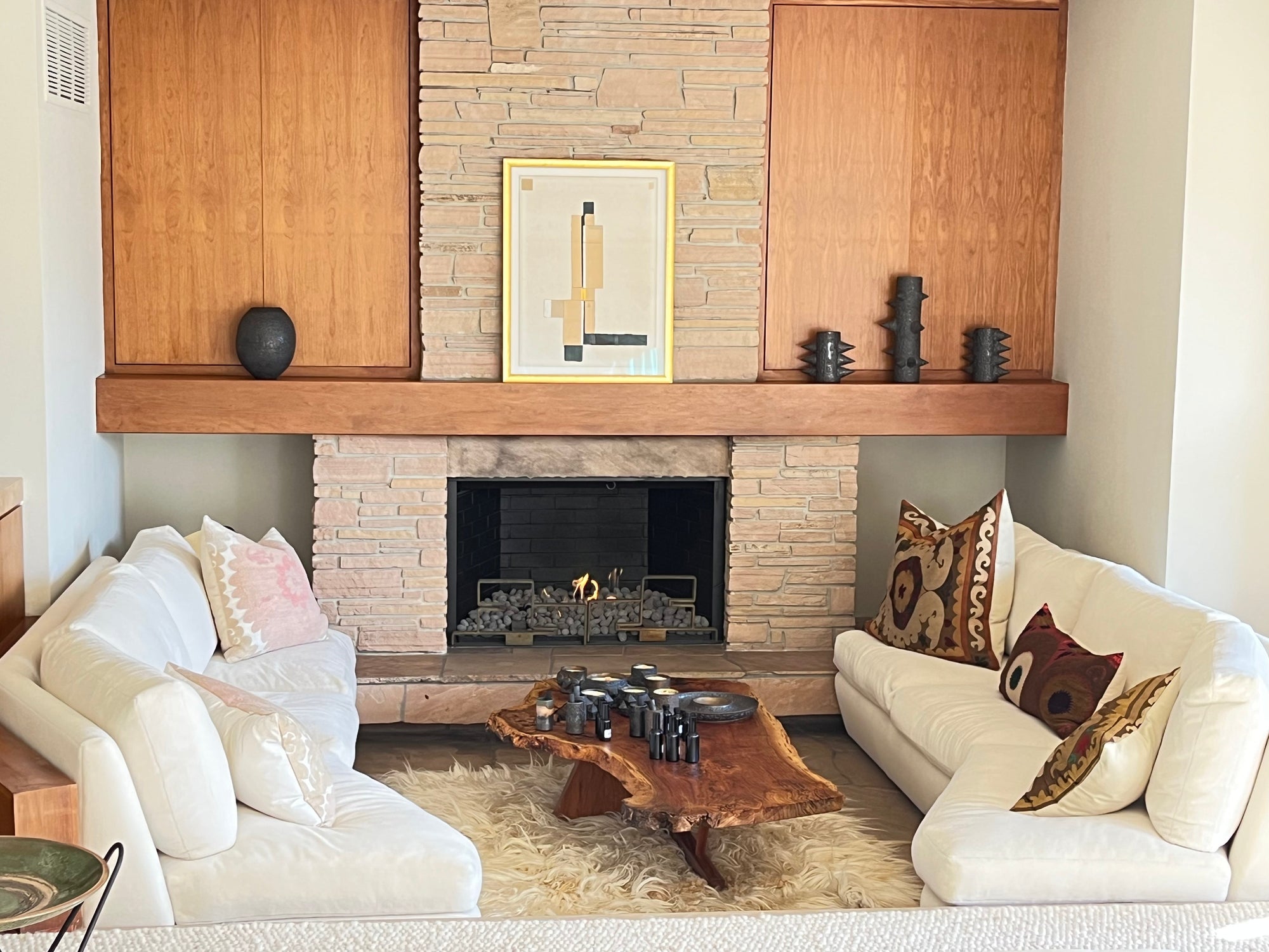 Living room with fireplace and ceramic objects on a table 