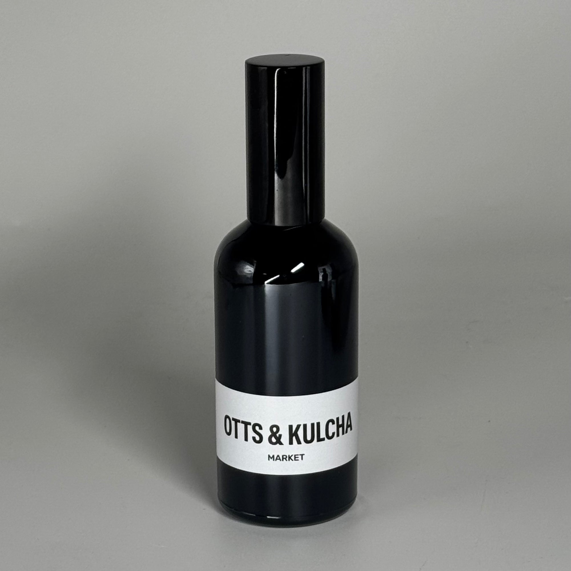 Market 100 ml room spray – woody sage and spice home fragrance in minimal glass bottle by Otts & Kulcha